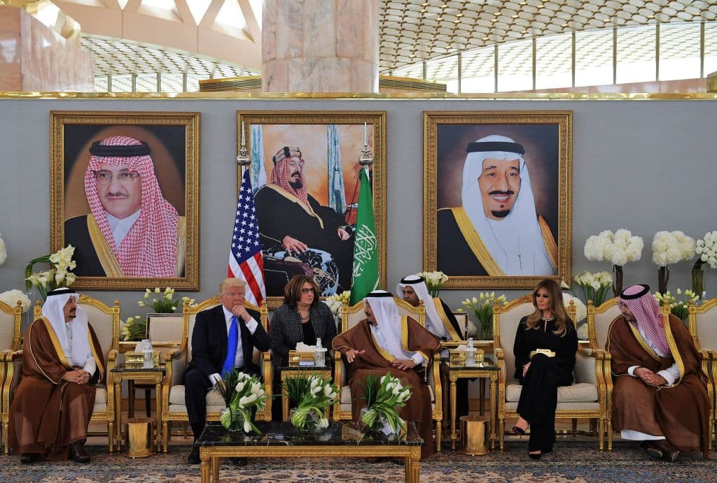 El rey saudí organizó una pequeña recepción en el aeropuerto a Trump y su esposa, Melania.