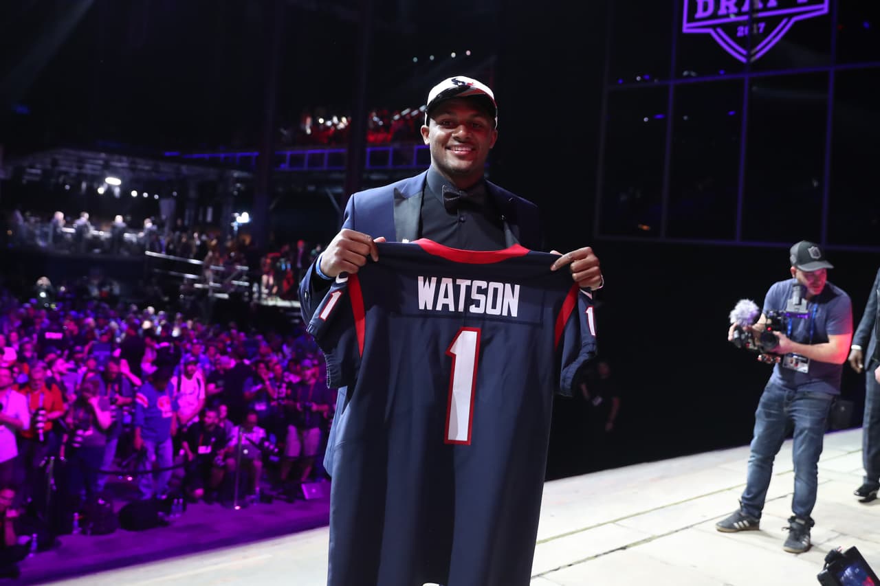 <b>12 DESHAUN WATSON | QB Houston Texans</b>
<br>Universidad: Clemson 
<br>Estatura: 6’2’’
<br>Peso: 221 libras
<br>
<br>Destacar: En dos partidos de Campeonato Nacional de la NCAA contra Alabama, Watson pasó para 825 yardas y siete touchdowns con una sola intercepción.
<br>
<br>Resumen: La superestrella de Clemson y líder carismático, pero los exploradores profesionales siguen siendo un poco escépticos debido a sus problemas de precisión, una inclinación por los lanzamientos forzados, y su tamaño y altura poco menos de las ideales.
<br>
<br>Conclusión: Primer mariscal de campo de Clemson reclutado en la primera ronda desde Steve Fuller en 1979.