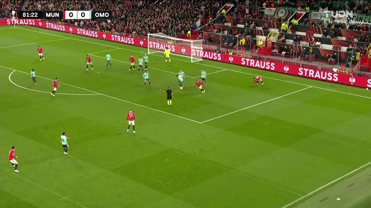 ¡TIRO ATAJADO! disparo por Scott McTominay.