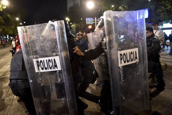 La policía antidisturbios arresta a un manifestante durante la protesta.
