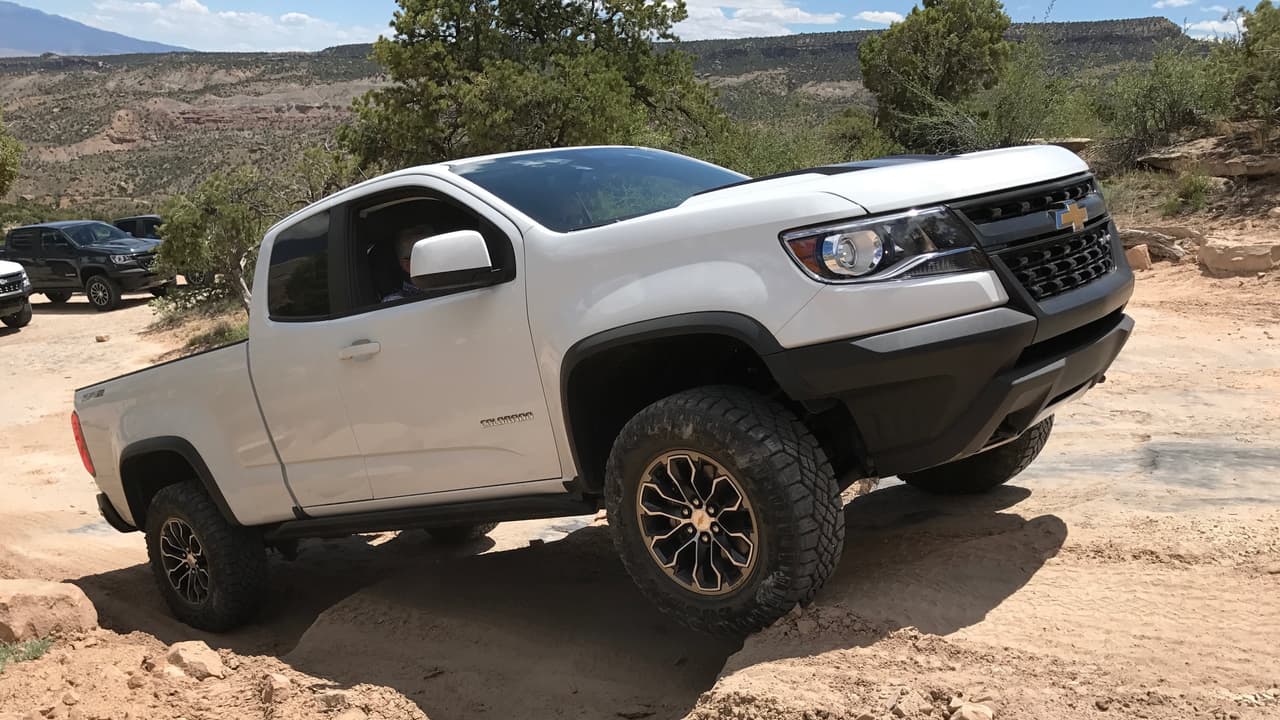 Para subir estos escalones hubo que bloquear ambos ejes lo cual afecta al sistema de dirección, pero como la imagen claramente indica esta es una situación en las que ambas ruedas delanteras deben estar en sincronía absoluta. La Colorado supero esta pruebas sin problemas ni drama.