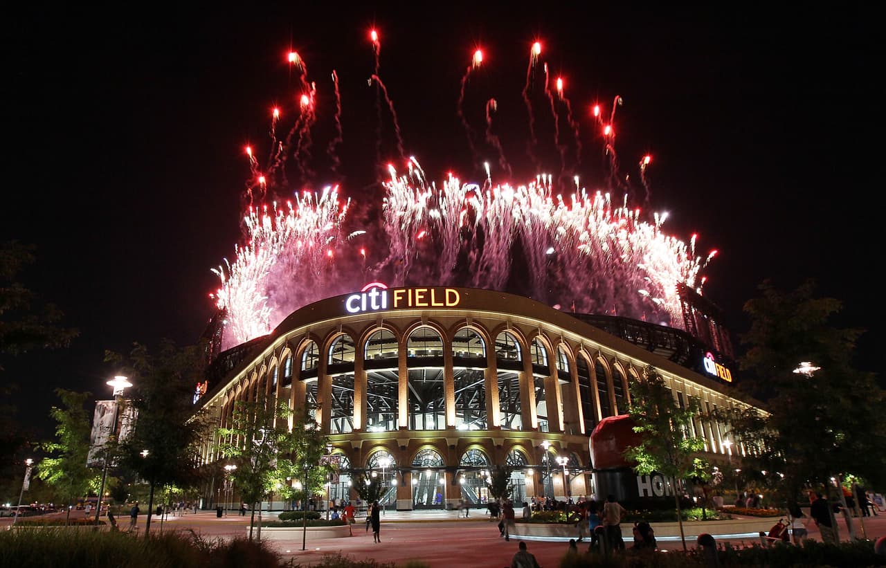 <b>Fuegos artificiales con los Mets en Citi Field</b>
<br>
<br>La temporada de béisbol ya arrancó oficialmente, y si eres fan de los Mets, este jueves ya podrás ir a echarle porras a tu equipo en su ciudad de Nueva York. Sin embargo, si lo que buscas es un buen espectáculo que acompañe el partido, no te puedes perder la noche de fuegos artificiales en Citi Field el 11 de Mayo. El clima, seguramente, se prestará.