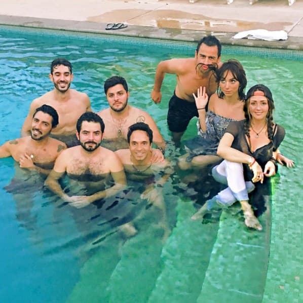 Esto pasa cuando tus amigos insisten que te metas a nadar y no vienes preparada. Andrea Legarreta y Natalia Téllez se metieron con todo y ropa a la piscina.