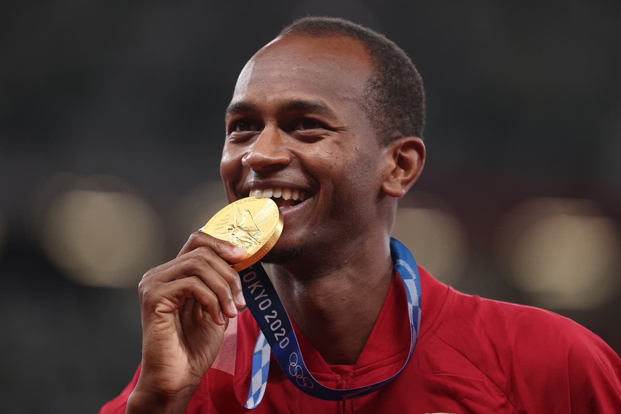 Qué hay detrás de la manía de los atletas de morder las medallas