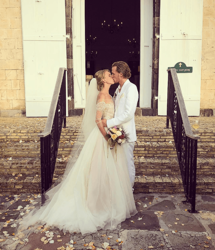 Tessa no se queda atrás. Su padre, Franziskus von Walderdorff, es director de cine y conde. Su familia 
<b><a href="https://elpais.com/elpais/2018/06/04/gente/1528105812_233193.html">tiene un castillo</a></b> del siglo XVIII al sur de Alemania, según el diario El País.