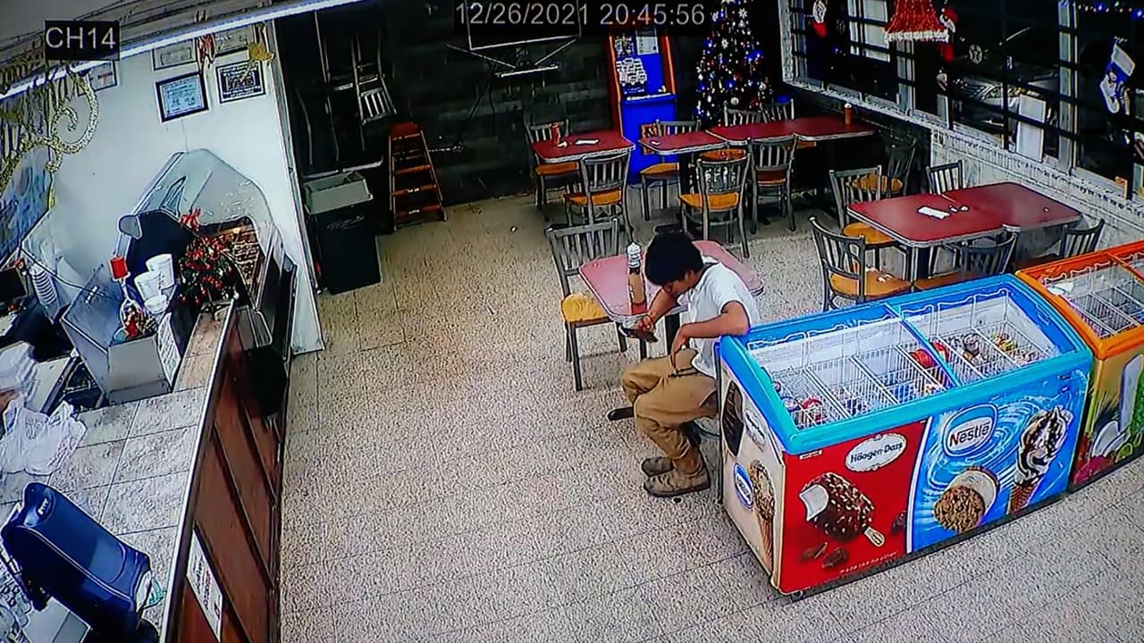 <a href="https://www.univision.com/local/dallas-kuvn/abel-acosta-garland-asesinato-xavier-gonzalez" target="_blank">Xavier de 14 años</a>, entró a la tienda, ordenó algo a los trabajadores del lugar, se sentó y empezó a utilizar su teléfono celular, 
<b>a tan solo unos pasos de la entrada</b>.