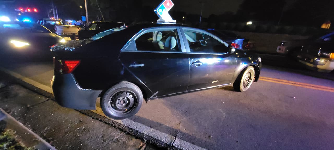 Las autoridades indicaron que quienes participaban en estas carreras ilegales rodearon y dañaron el vehículo de un repartidor de pizzas que intentaba escapar del caos.