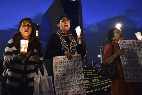Muchas de las personas que participaron en la marcha mantenían velas prendidas y carteles con mensajes de apoyo.