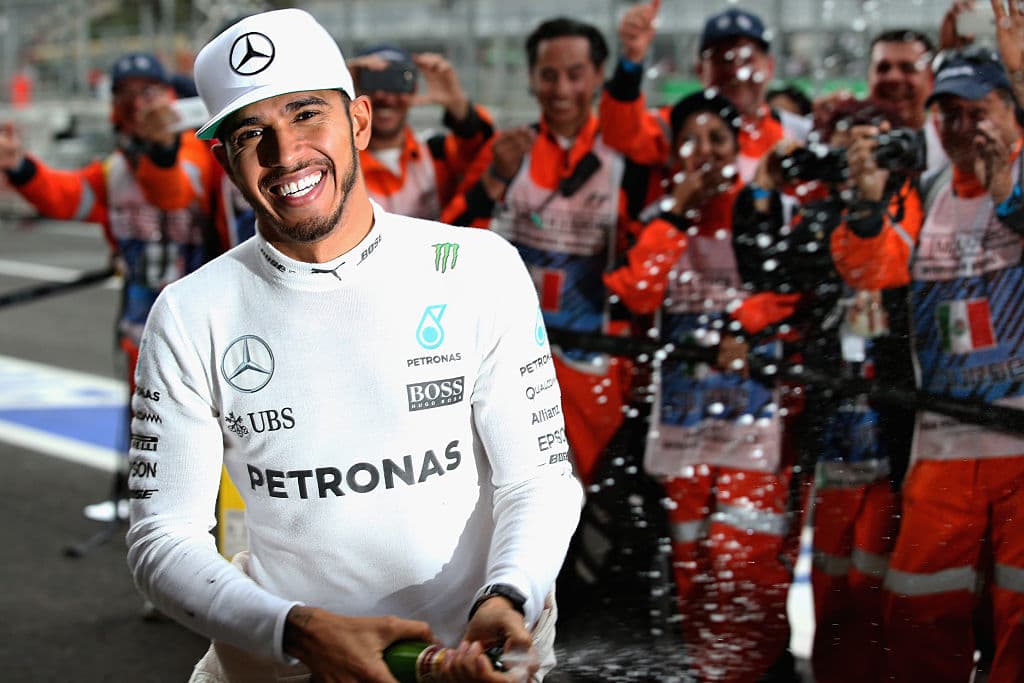 <b>Puesto 1</b> – El carismático 
<b>Lewis Hamilton</b> 
<b>se lleva este ranking</b>, con 
<b>tres títulos mundiales de Fórmula 1</b> en 2008 (con McLaren), 2014 y 2015 (con Mercedes, su equipo actual). El inglés percibe un salario en el equipo anglo-alemán de 
<b>45 millones de dólares. </b>