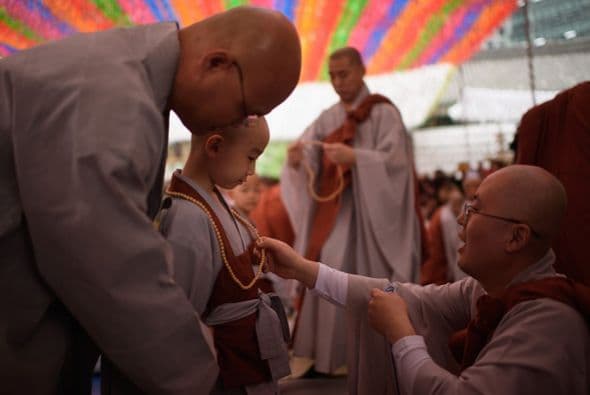 Un joven monje ora después de que le fue afeitada la cabeza en el templo Jogye en Seúl.
