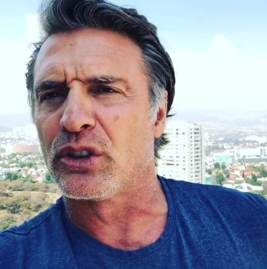 Maki continuó en un segundo mensaje: "Este es un momento muy duro para todos, pero sobre todo para Juan Soler, que se encuentra solo en México luchando para seguir adelante con sus obligaciones, lejos de sus hijas y de su casa, Por favor, respeten su integridad como hombre, no hagan más difícil este momento que esperamos sea temporal. Muchas gracias".