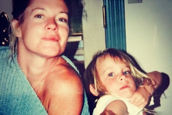 Melanie con Dakota, presumiendo tatuaje.