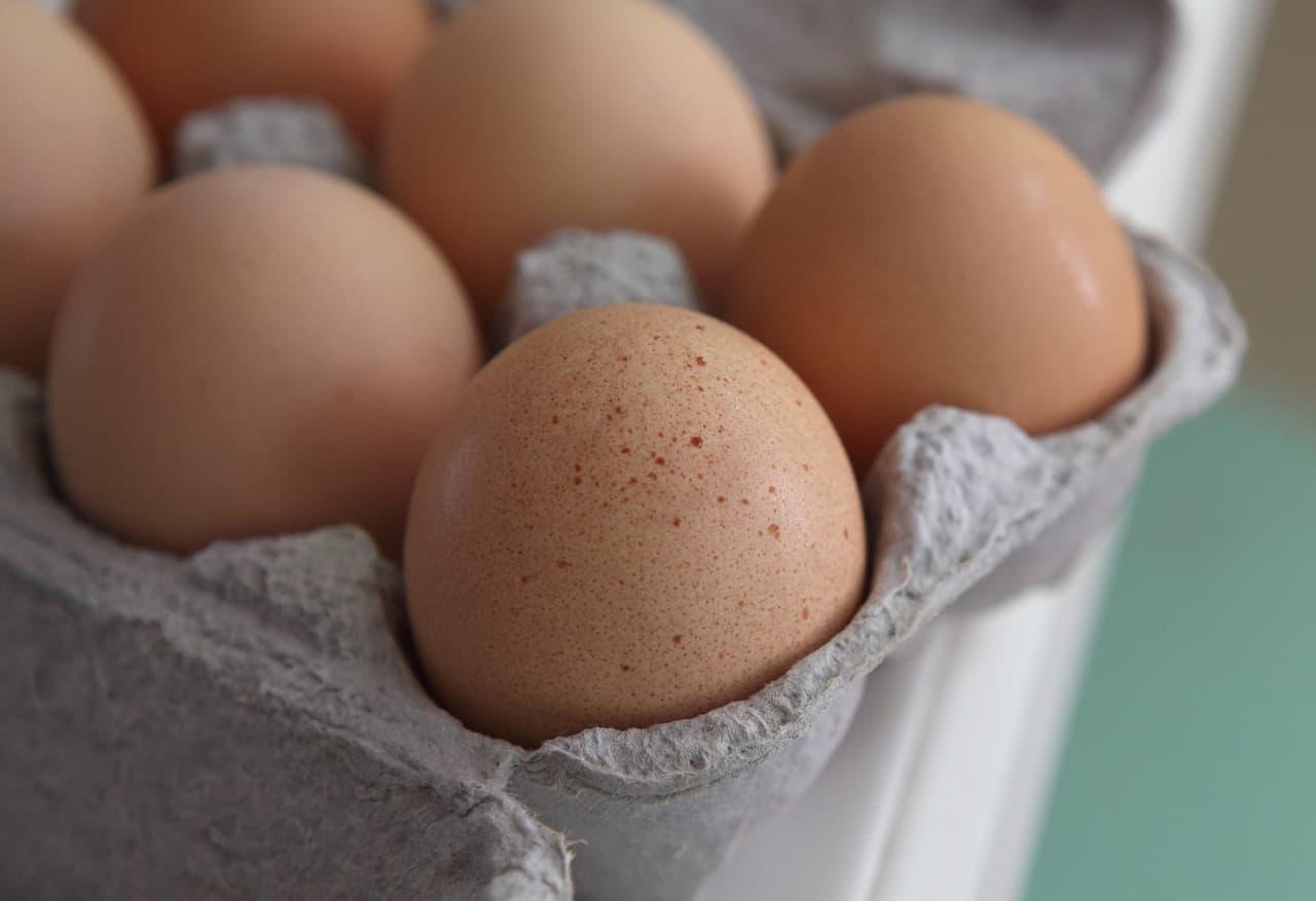 <b>Huevos. </b>Probablemente has notado que en el supermercado los huevos nunca están refrigerados, y es por la sencilla razón de que no necesitan el frío para conservarse.