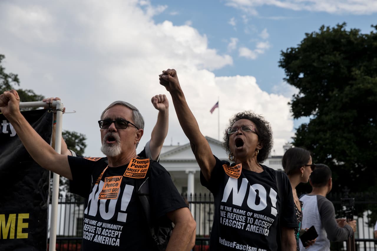 <b>Desde el sábado, el ambiente se calentó en Washington</b> ante la llegada de los supremacistas. Un grupo de personas se reunieron en una protesta organizada por Refuse Fascism frente a la Casa Blanca en preparación a la marcha del domingo 12 de agosto.