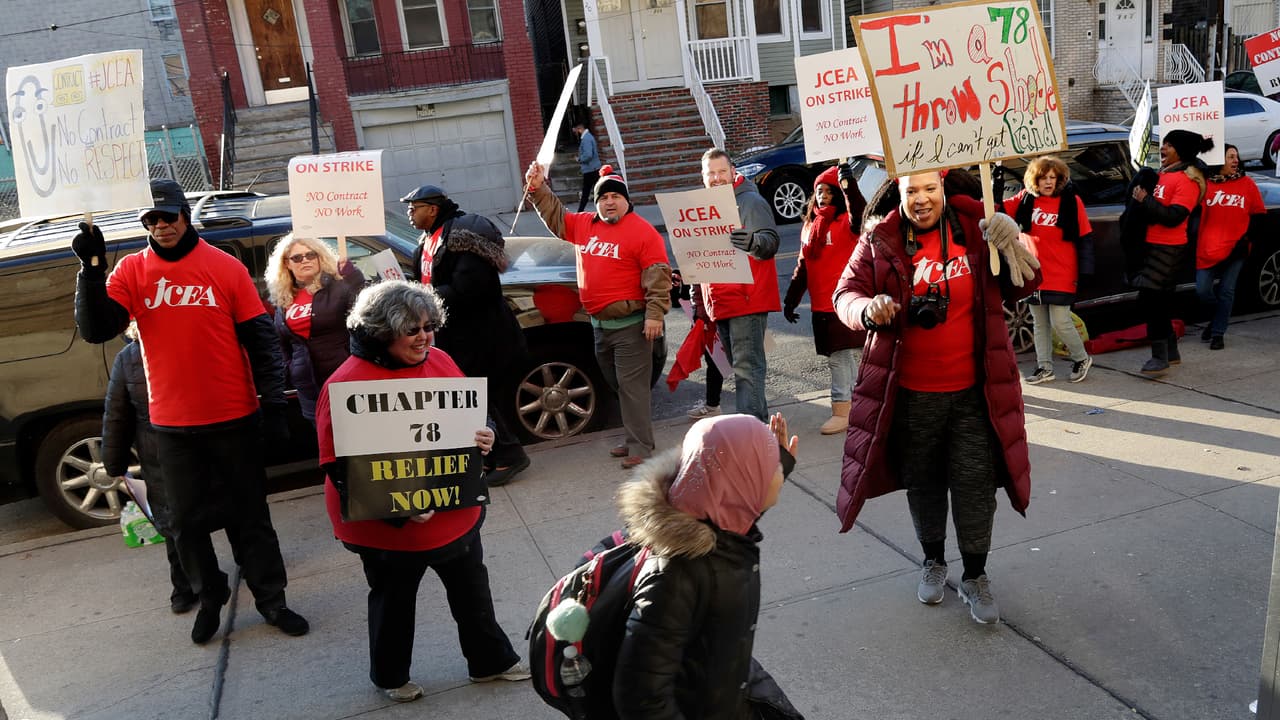 ¿Por qué están en huelga los maestros de varias escuelas públicas de Nueva Jersey?