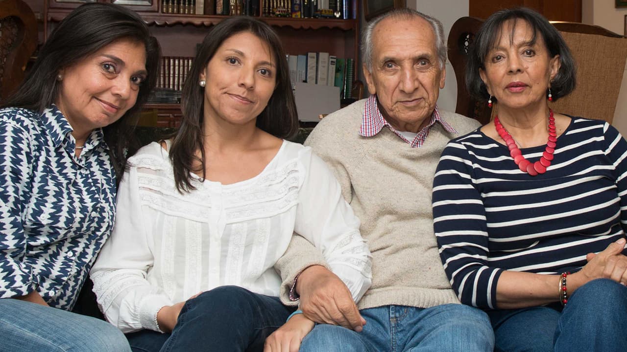 Las hermanas 
<a href="http://www.univision.com/noticias/trasplantes/ser-donante-de-organos-en-vida-el-excepcional-caso-de-una-pareja-que-dono-los-rinones-a-sus-dos-hijas"><u>Carolina y Claudia Leal Ávila </u></a>eran niñas cuando empezaron a sufrir de una grave falla renal. Sus huesos se descalcificaban y el pronóstico era que no vivirían más de seis meses. Ambos padres resultaron ser donantes compatibles y gracias a sus respectivas donaciones pudieron salvarlas. "Lo di sin miedo, con absoluta tranquilidad. Es el mayor regalo que he dado: volver a darle vida a la niña", recuerda Libia, su madre, con una gran sonrisa, satisfecha, convencida.