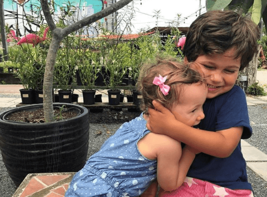 "Amor de hermanos", Satcha Pretto compartió este abrazo rompecostillas de sus hijos.