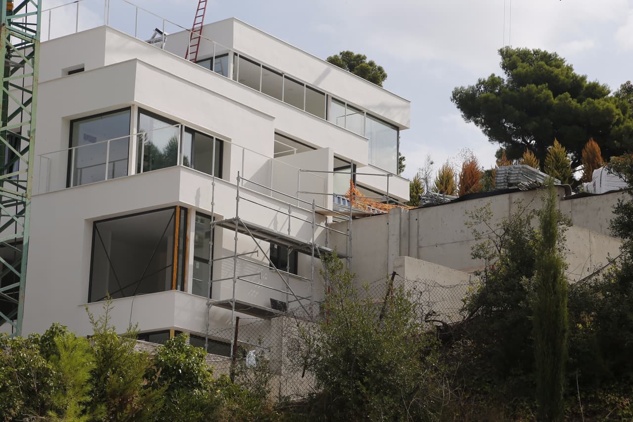 Mil metros (10,764 pies) cuadrados de patio, altos muros, un frondoso jardín y haber comprado el terreno colindante para que no los molestaran, no fue suficiente para proteger la casa.