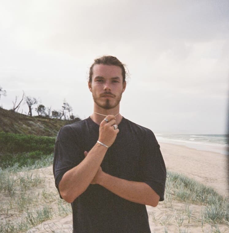 El australiano de 26 años mantiene una pariencia serena y también arranca suspiros sin la necesidad de vestirse como un vikingo.