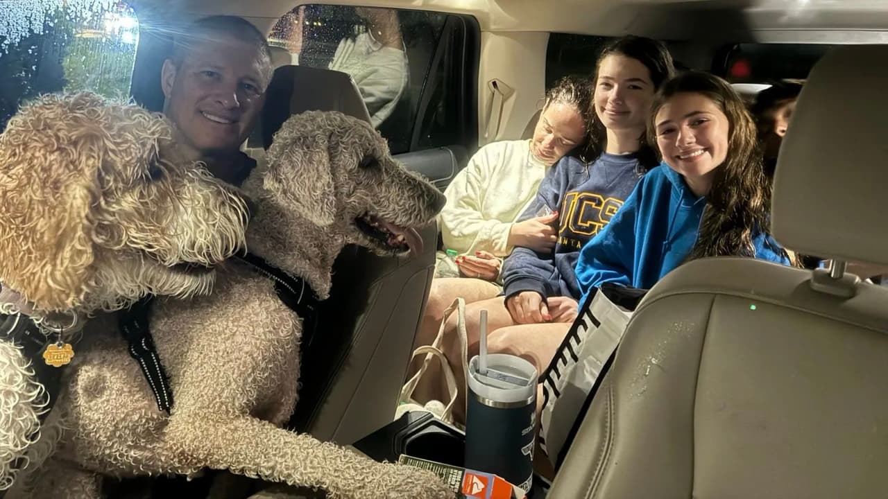 Operativo de rescate durante el huracán Helene en la Bahía de Tampa. Utilizando embarcaciones y vehículos especializados, el equipo evacuó a personas atrapadas por inundaciones severas, complementando los esfuerzos de autoridades locales durante la emergencia.