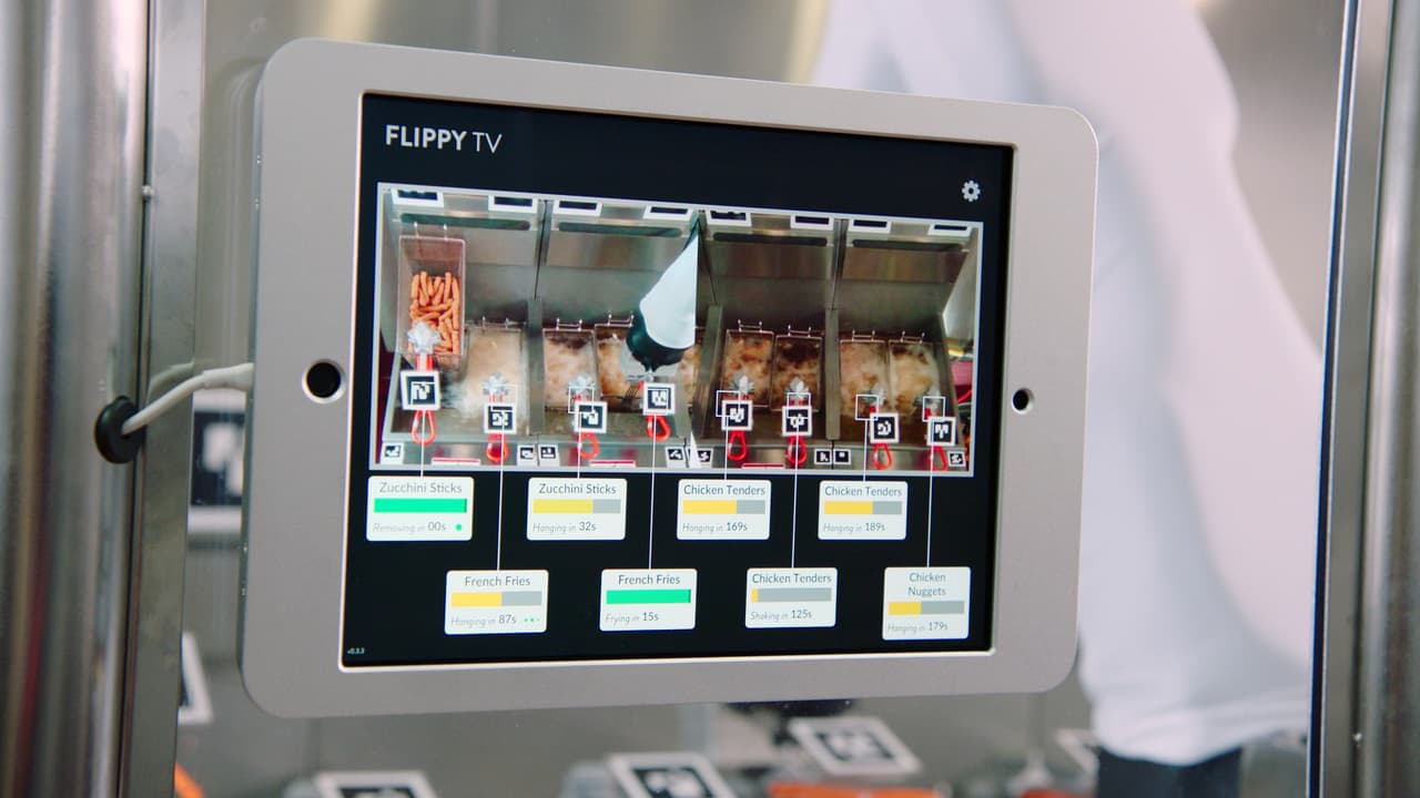 El brazo mecánico inteligente fue desarrollado por la tecnológica Miso Robotics, quien se asoció con la cadena de restaurantes en 2016 para crear una tecnología segura, eficiente y rentable para operar en equipo con el personal.