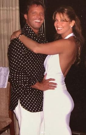 "Tan feliz de ver la verdadera historia de la vida de Luis Miguel contada por él mismo. Él es una leyenda viviente, con una voz que es un regalo de Dios y un talento inigualable; eso lo sabemos todos.", aseguró Myrka al compartir esta imagen.