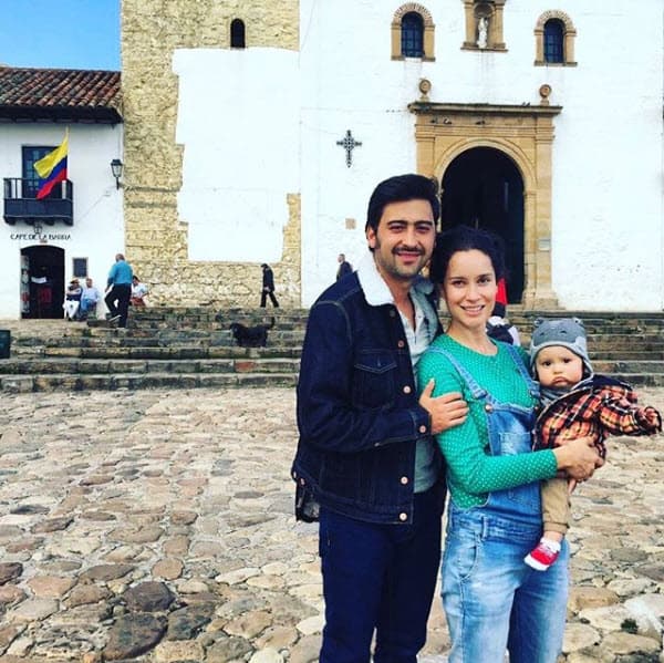 Continuó: "Hace algunos meses nos enteramos que venía otro integrante a la familia, pero por alguna razón su corazoncito dejó de latir. Sé que muchas familias pasan por esta situación y ahora entiendo lo doloroso que es. Para mí es claro que su cuerpo ya no está, pero su alma donde sea que se encuentre va a acompañarnos y estará presente en nuestra familia por siempre. También creo que los meses en que su corazón latió dentro de mí, vino a mostrarme y a mostrarnos cosas muy importantes, su momento en este plano fue muy corto pero llegó con mensajes muy claros y directos. Agradezco esta prueba con todo su dolor porque vino a unirnos, a llenarnos de más fuerza y a recordarnos que el amor es nuestra mejor opción". 
<br>