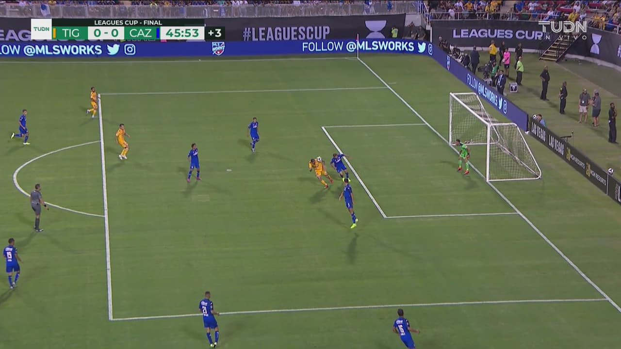 Gignac gana por las alturas y cabecea sin dirección