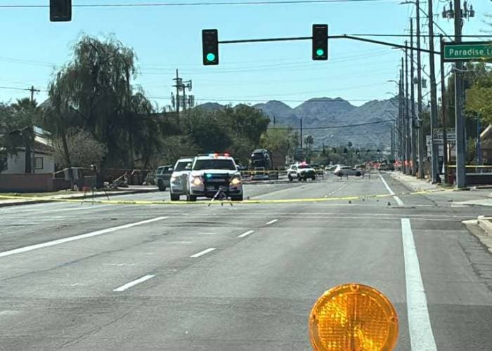 Policías y cintas bloqueando el paso en la zona.
