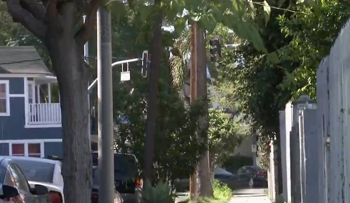“De repente, salió un muchacho, me preguntó por una calle y le dije ‘yo no sé, no sé ese domicilio’. Entonces, me dijo ‘mira, ven”, y yo le dije 'no tengo por qué arrimarme contigo porque
<b>tú eres un desconocido para mí</b>'”, contó la hispana.