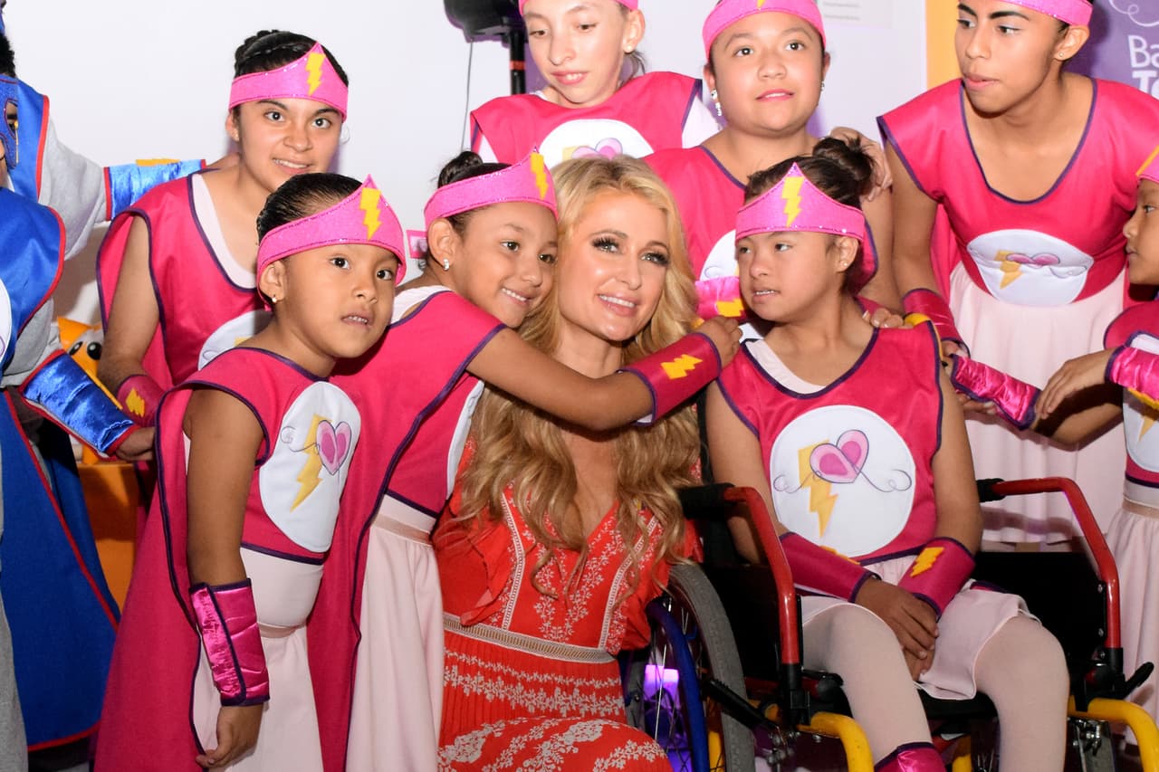 Recibiendo un abrazote.