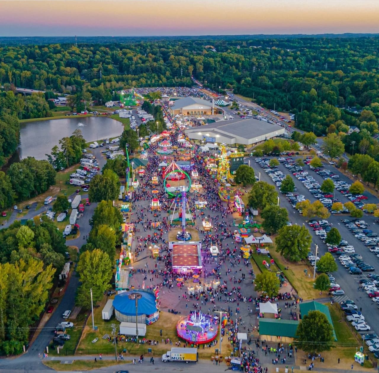 <b>North Georgia State Fair</b>
<br>
<b>Fechas</b>: 21 de septiembre al 1 de octuvre
<br>
<b>Lugar</b>: North Georgia State Fair, Jim R. Miller Park. Marietta, GA.
<br>
<b>Sitio web</b>: 
<a href="https://www.northgeorgiastatefair.com/">https://www.northgeorgiastatefair.com/</a> 
<br>
<br>Feria con atracciones de carnaval, espectáculos, exhibiciones, demostraciones de animales, arte, actividades infantiles, conciertos y más.