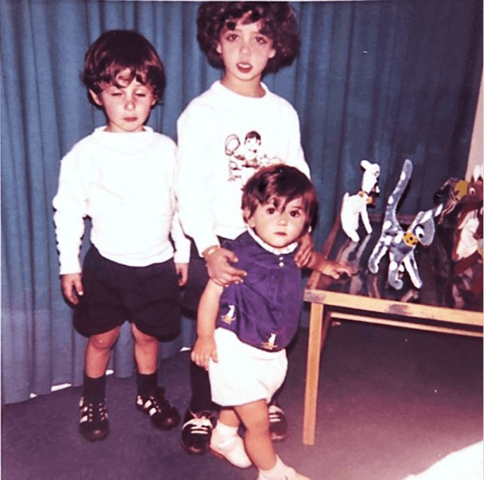 La pequeña de la blusa azul es la encargada de conducir uno de los matutinos más exitosos de la televisión desde hace muchos años. Está casada con un ex-Timbiriche.