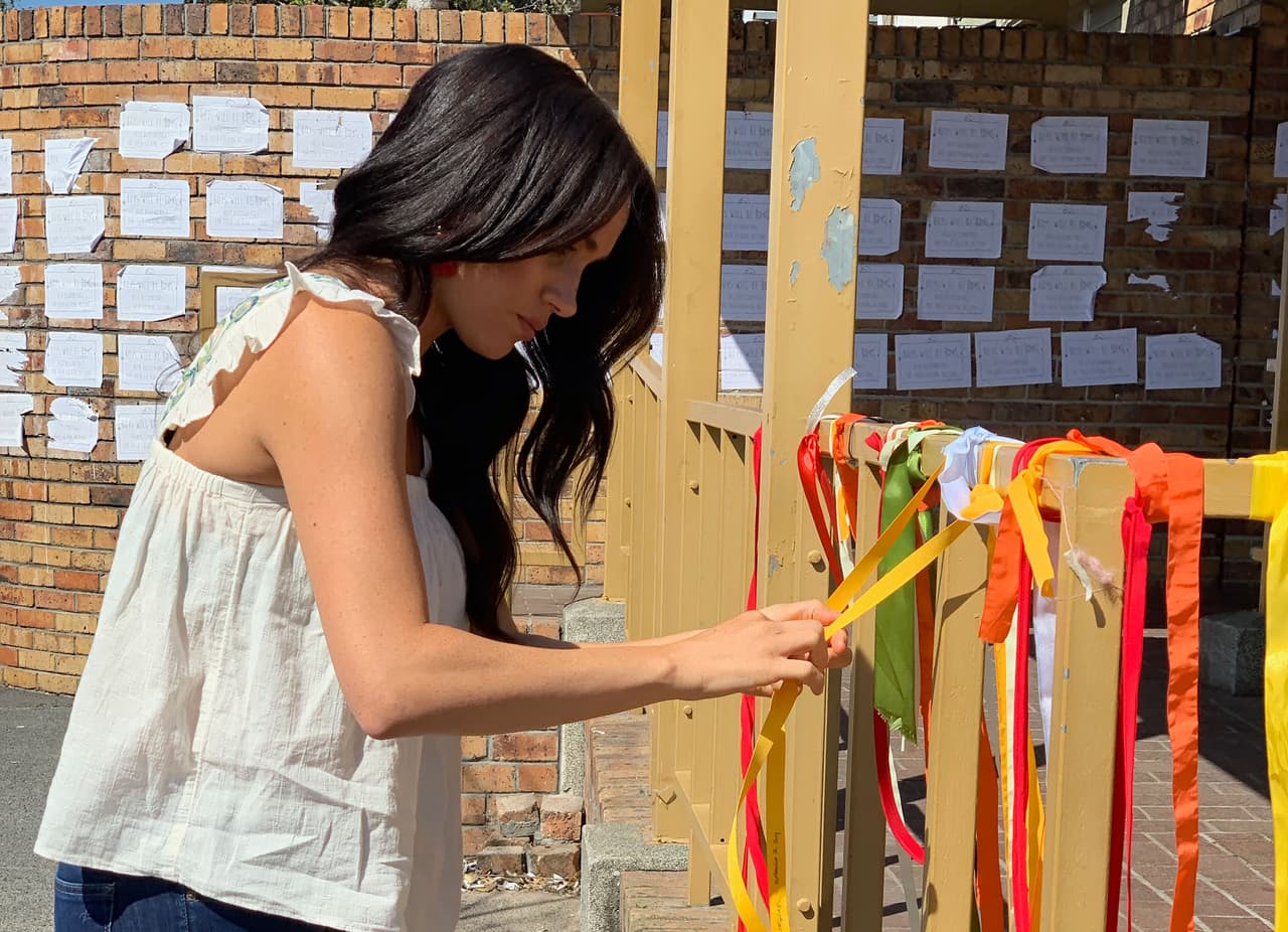 Sin embargo, la cinta que dejó la duquesa desapareció, de acuerdo con información del periódico sudafricano 
<b><a href="https://www.iol.co.za/weekend-argus/news/meghan-markles-post-office-ribbon-for-uyinene-has-gone-missing-34113376">Weekend Argus</a></b>.