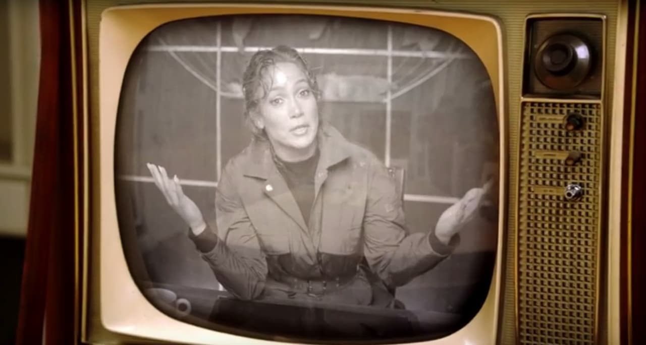 Es JLo en su papel de presentadora de noticias, usando las palabras de la precandidata presidencial de los Estados Unidos hablando de los derechos de la mujer...