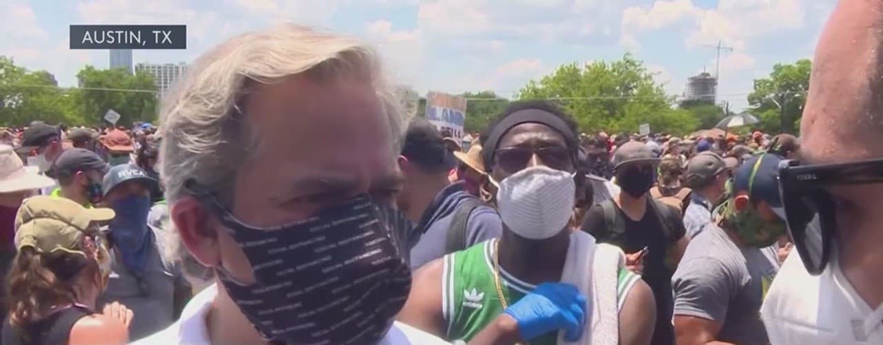 En las protestas estuvo presente el alcalde de Austin, Steve Adler, indicó que Manley no está llevando a cabo las políticas correctas. “Creo que necesitamos un nuevo sistema policial, esto incluye la renuncia de Manley. Creo que necesitamos alguien que nos lleve a ese sistema policial diferente”, dijo a Univision el alcalde Adler.