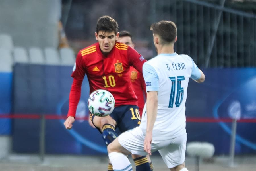 España arranca con victoria y golea a Eslovenia con marcador de 3-0. Javi Puado, Gonzalo Villar y Juan Miranda González fueron los autores de los goles para el conjunto español y se coloca líder de la tabla tras el empate de sus dos rivales, Italia y República Checa, durante la Eurocopa Sub-21.
