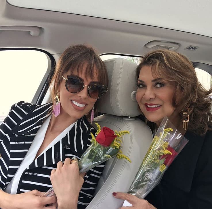 "Gracias a todos ustedes por el apoyo durante todos estos años de carrera. Hoy, empieza esta historia con @televisa, una historia que esperamos podamos disfrutar todos juntos. @canalestrellas 🙏Amén 🙏 #televisa #canaldelasestrellas #saracorrales #actress", finalizó en Instagram.