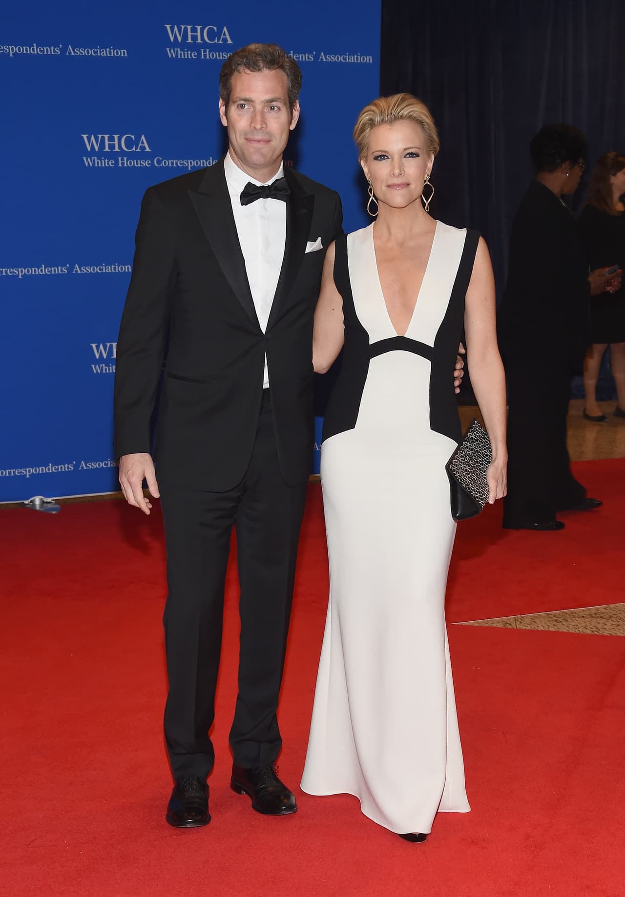 Y cómo no iba a lucir brillante en la Cena de los Corresponsales, de la Casa Blanca. Con un escote profundo en forma de v y un vestido de colores en bloque, Megyn Kelly hizo evidente que ella no teme tomar riesgos y que sabe que enseñar un poco de piel de forma sutil no pone en riesgo su elegancia, y en su caso, su credibilidad.