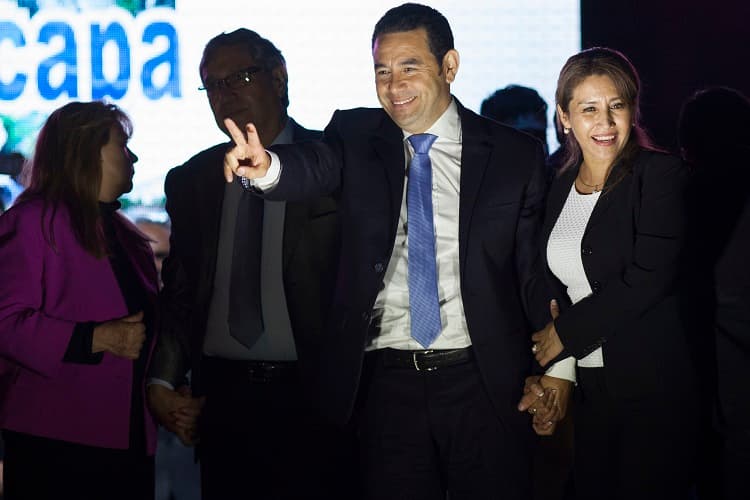 El comediante Jimmy Morales logra una amplia victoria en Guatemala