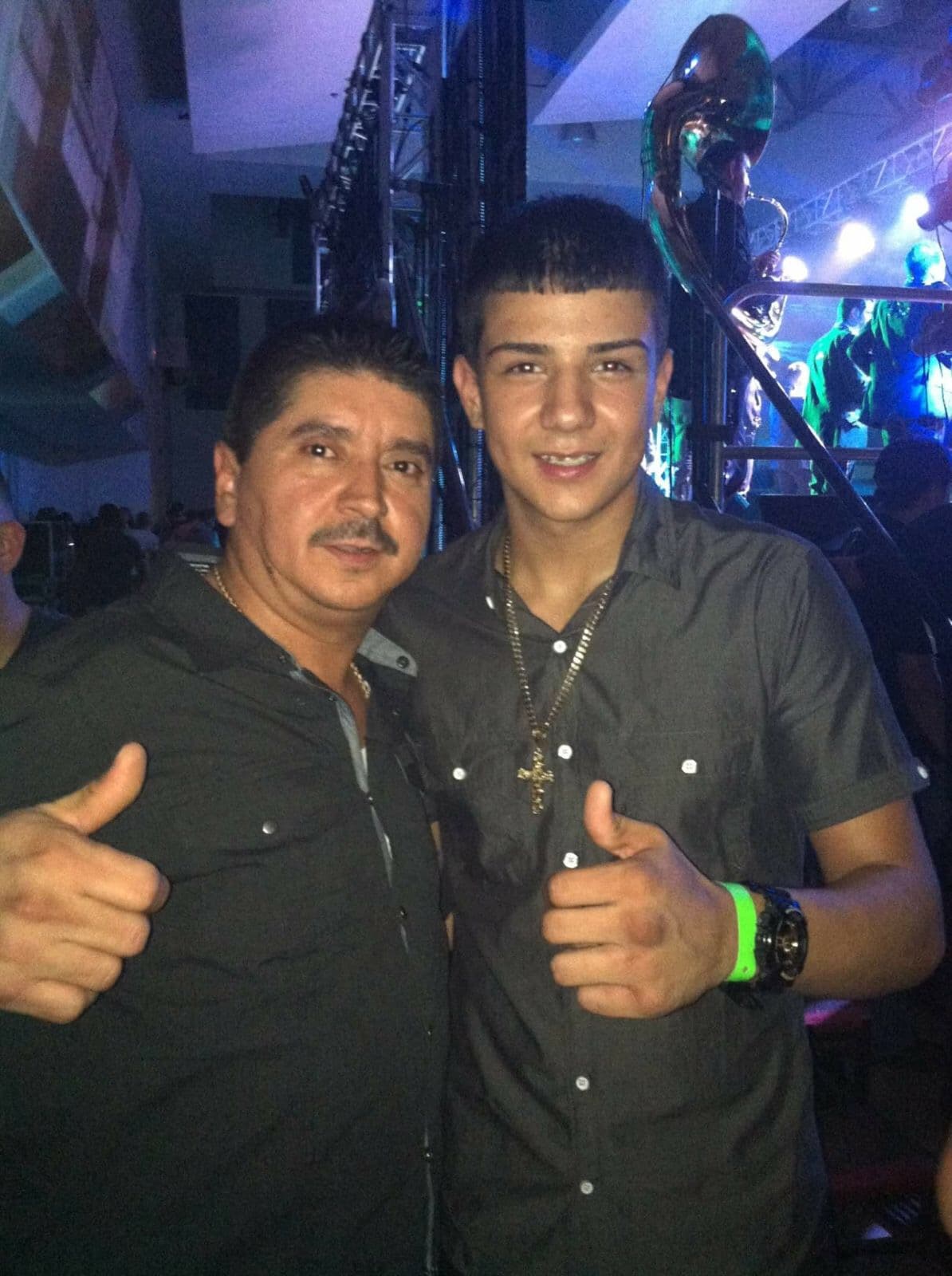 Su nombre se ha cotizado tanto entre los cantantes de regional que constantemente lo buscan para que les escriba algunos temas. Aquí junto a Luis Coronel.