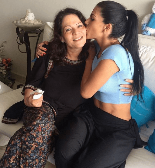 Aunque no detalló los motivos por lo que su padre no está presente en su vida, dedicó múltiples halagos hacia Ivonne, pues admira el gran trabajo que hizo su madre con ella y sus dos hermanos.