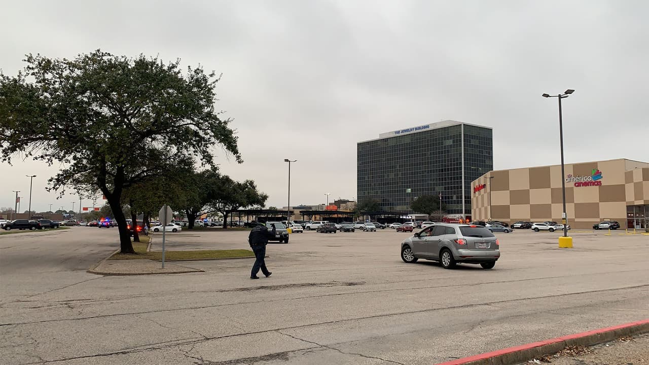 Adams entró a la academia policial en 2012 y este miércoles estaba fuera de servicio. Tenía un trabajo extra en el centro comercial donde ocurrió el tiroteo.