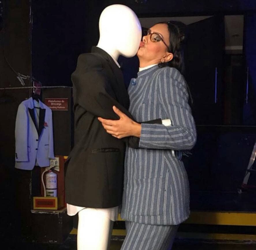 Cómo olvidar a 'Sandra', una de las secreatarias de 'Ecomoda' que conformaban el cuartel de las feas, este divertido personaje es interpretado por
<b>Marcela Posada</b>.