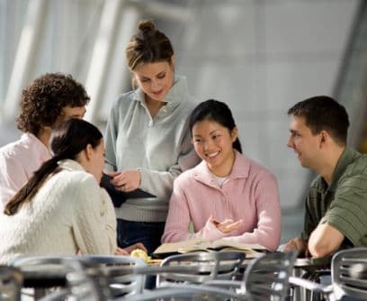 Estudiar en grupo sigue siendo una práctica que aconsejan los expertos. De acuerdo al Times, no se puede desestimar el conocimiento de los demás. Estudiar en grupo resulta beneficioso cuando se intentan resolver problemas matemáticos o hay que leer numerosos textos. Dividir la carga de estudio ayuda a entender mejor el material asignado y evitar una sobrecarga de trabajo.