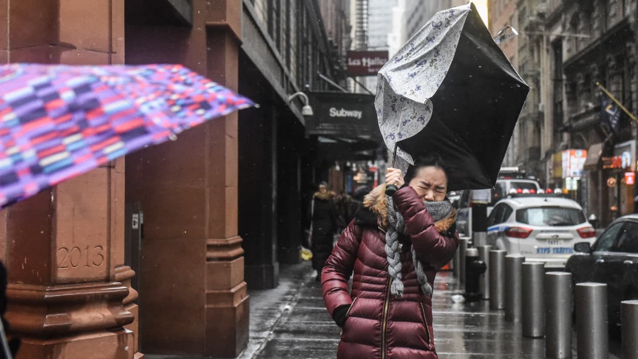 El Servicio Nacional de Meteorología emitió una advertencia por los fuertes vientos que se presentan durante este viernes en todo el estado de Nueva York.