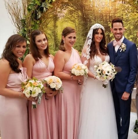 "Ya se casó mi tormento tropical. Bellas las 'bridesmaids' con aretes de mi joyería", indicó Giselle junto a esta postal.