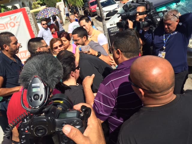 Momento en que familiares de la teniente Luz Soto llegan a la escena.