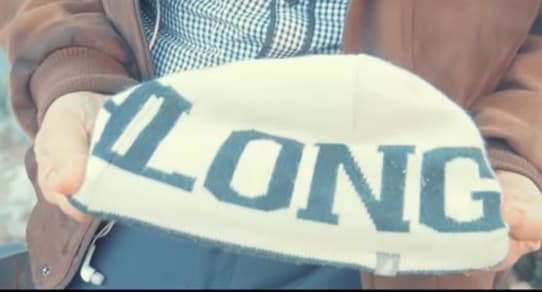 El patriarca de los Rivera llevó un gorro de lana de los que usaba su hija, con la palabra Long Beach, nombre del lugar en que nació Jenni y en donde surgió a la fama.