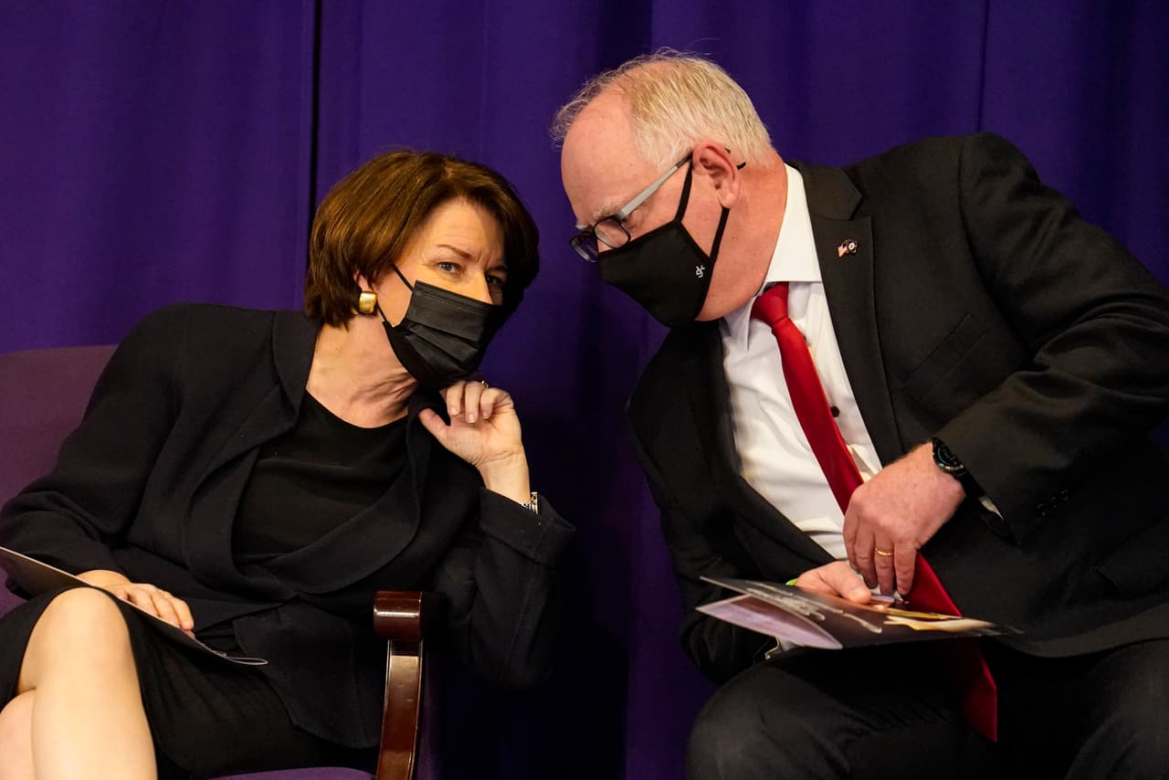 La senadora Amy Klobuchar y el gobernador de Minnesota, Tim Walz, conversan antes del inicio del funeral de Daunte Wright en Minneapolis.